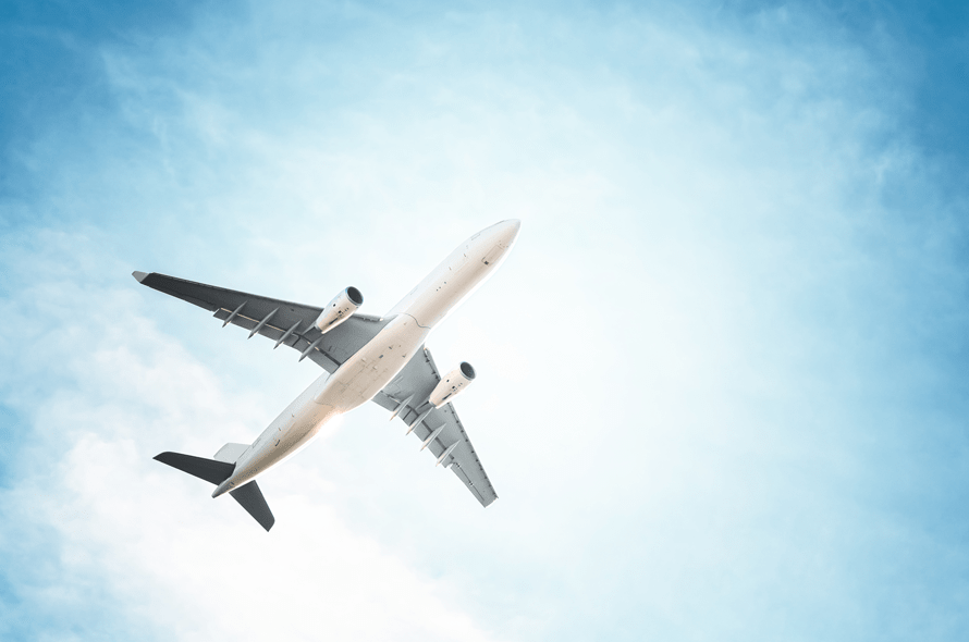 空を飛ぶ飛行機