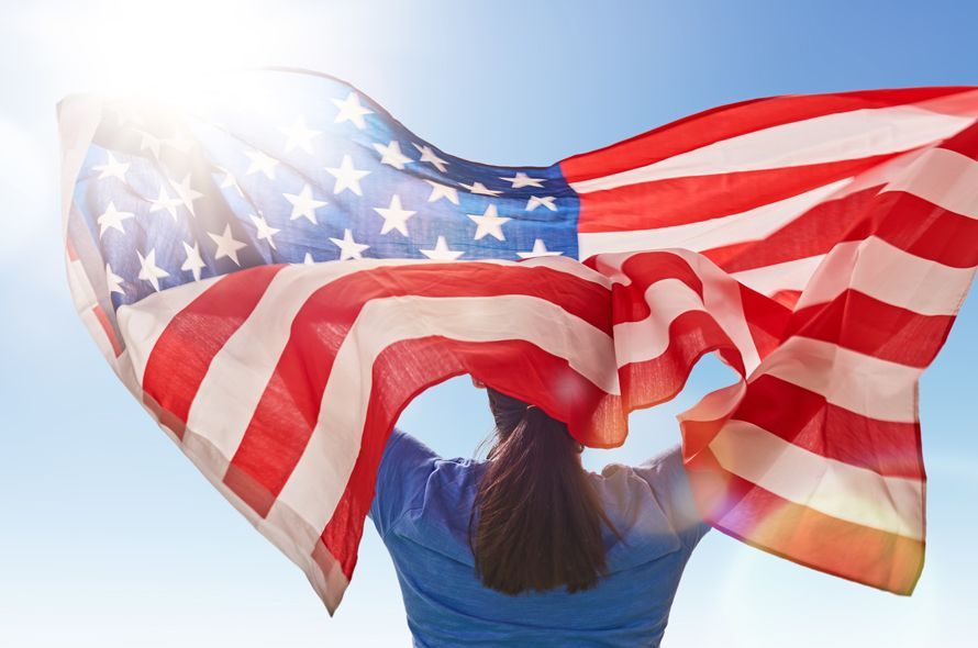 アメリカ国旗をもつ女性