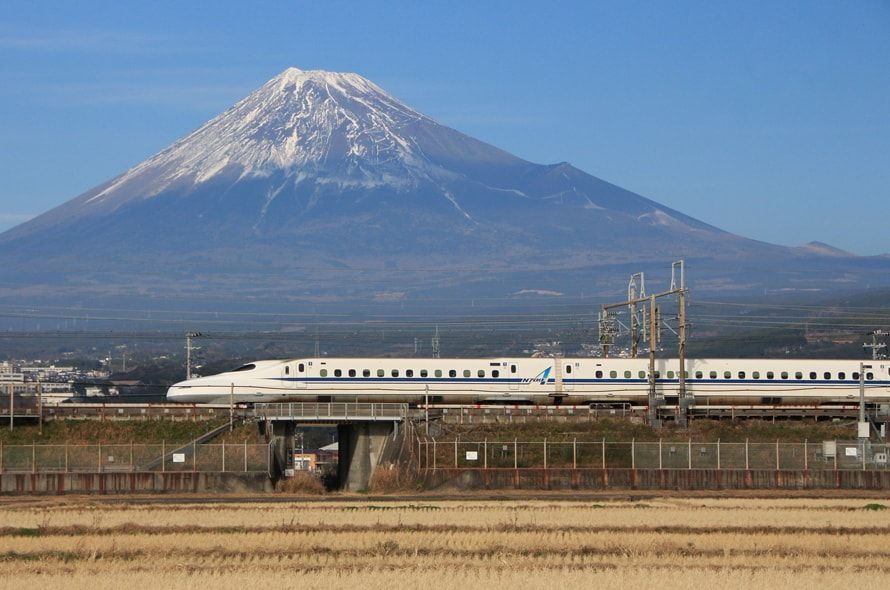 富士山の近くを通過する新幹線