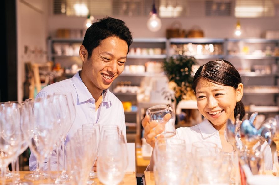 食器を見る夫婦