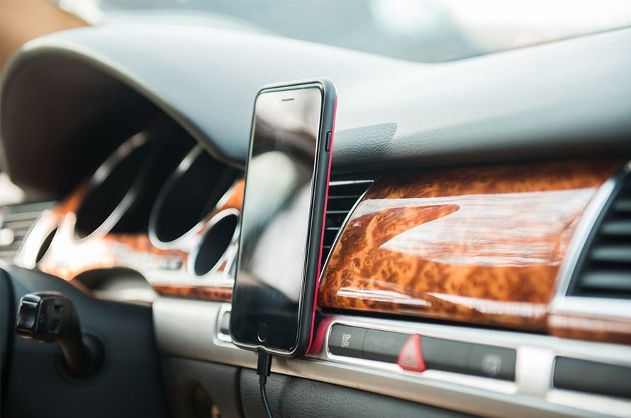 車内のスマートフォン