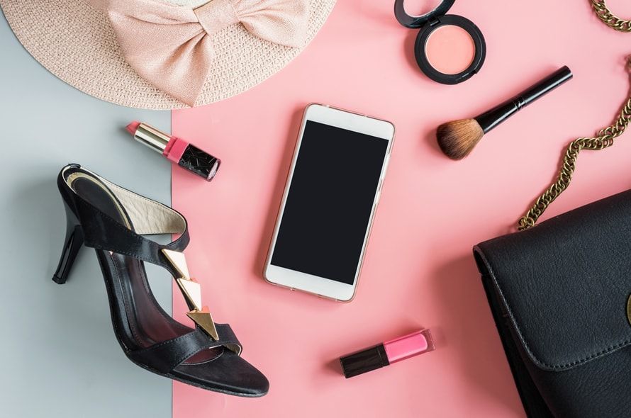 スマホを中心に散らばる女性用品