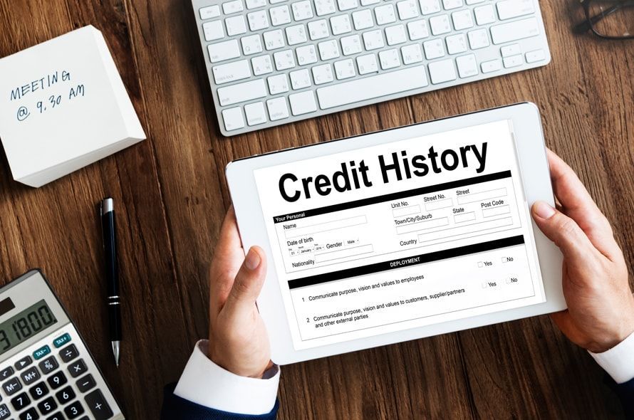 タブレットに表示された「Credit History」の文字
