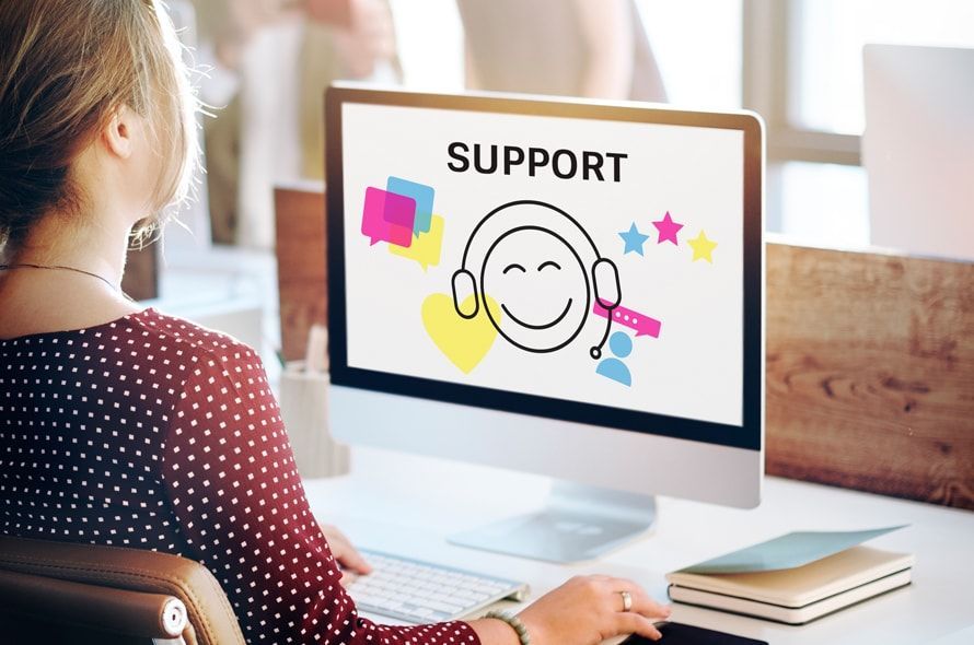 「SUPPORT」と表示されたモニターを見る女性