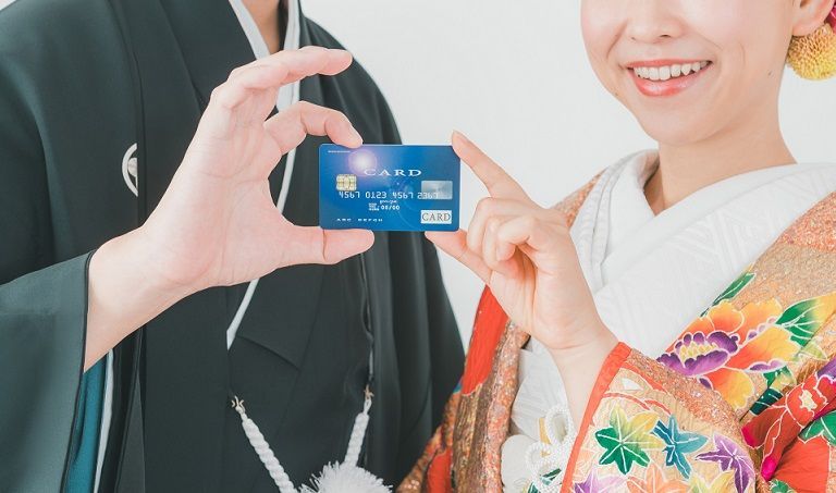乾坤式の衣装でカードを持つ夫婦