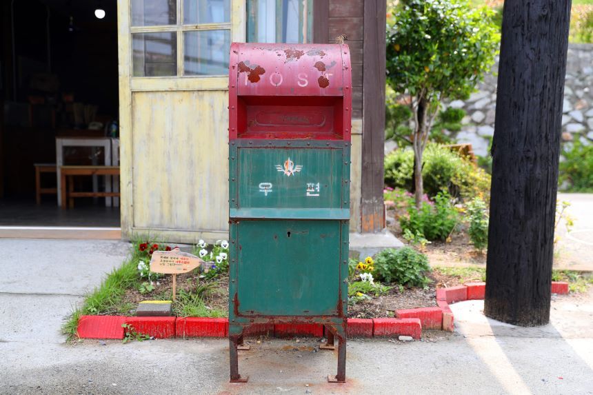 赤と緑の郵便ポスト