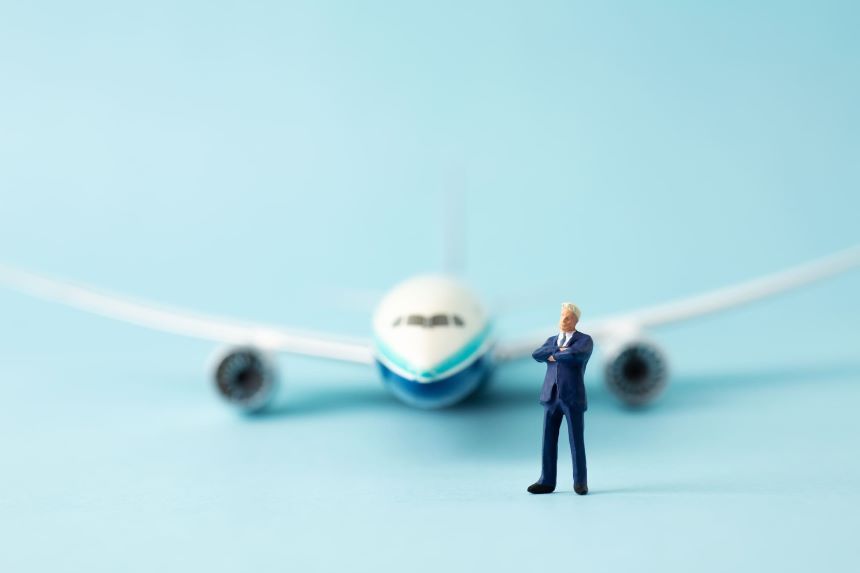 飛行機とビジネスマンの模型