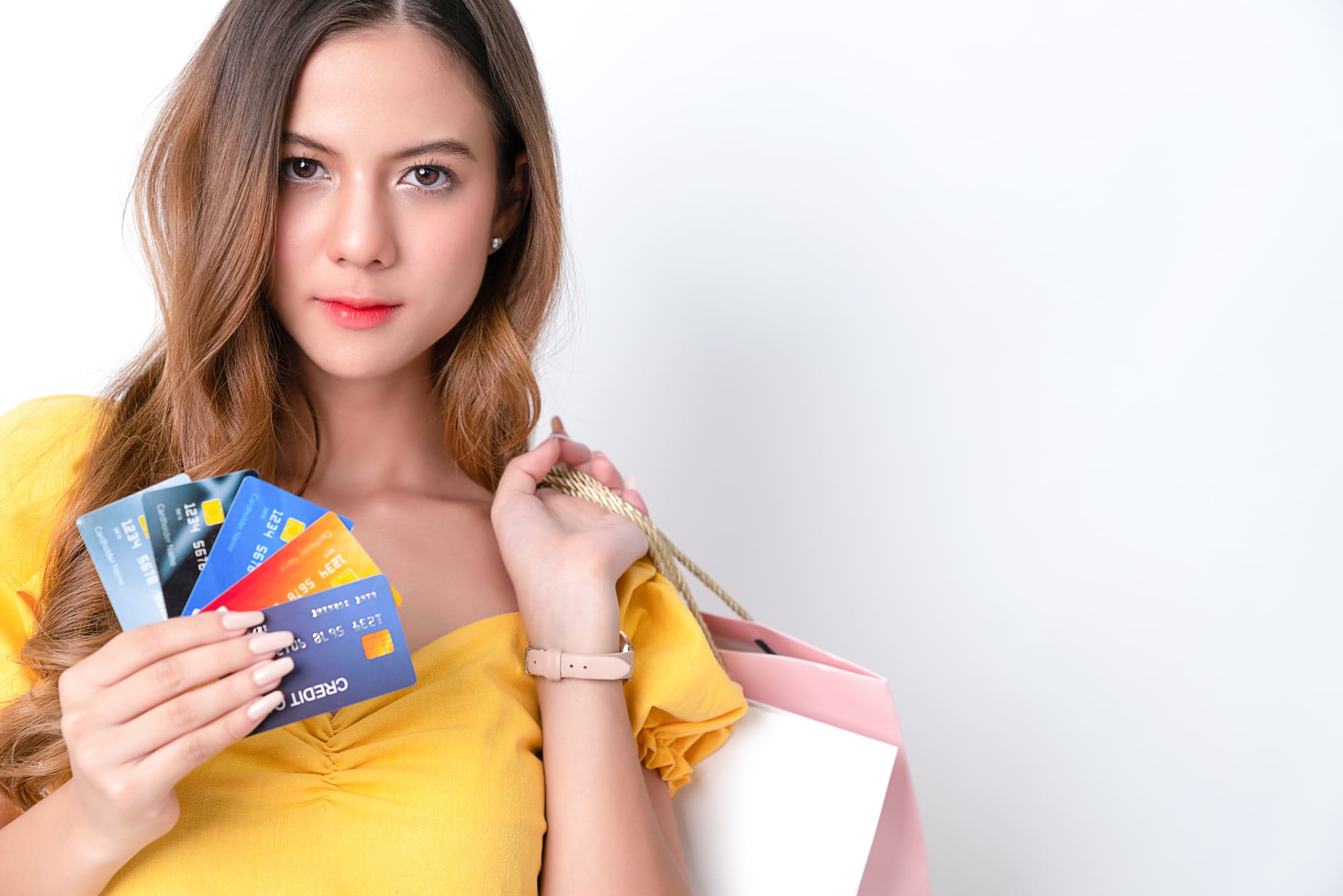 クレジットカード決済をする女性イメージ