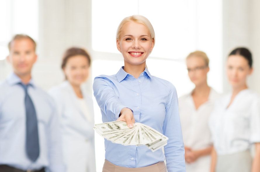 お金を見せる女性